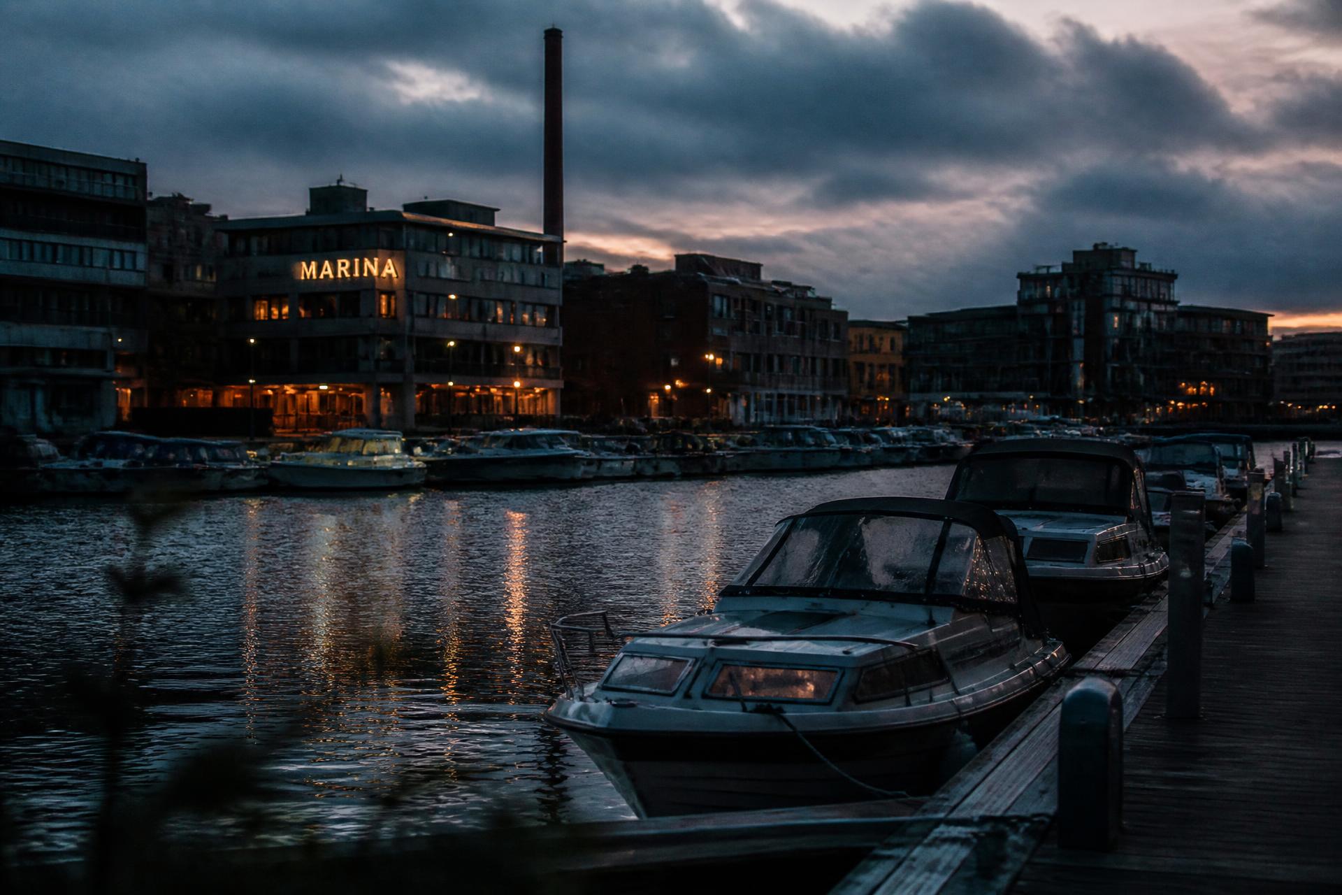 Fartyg vid hamn i mörker